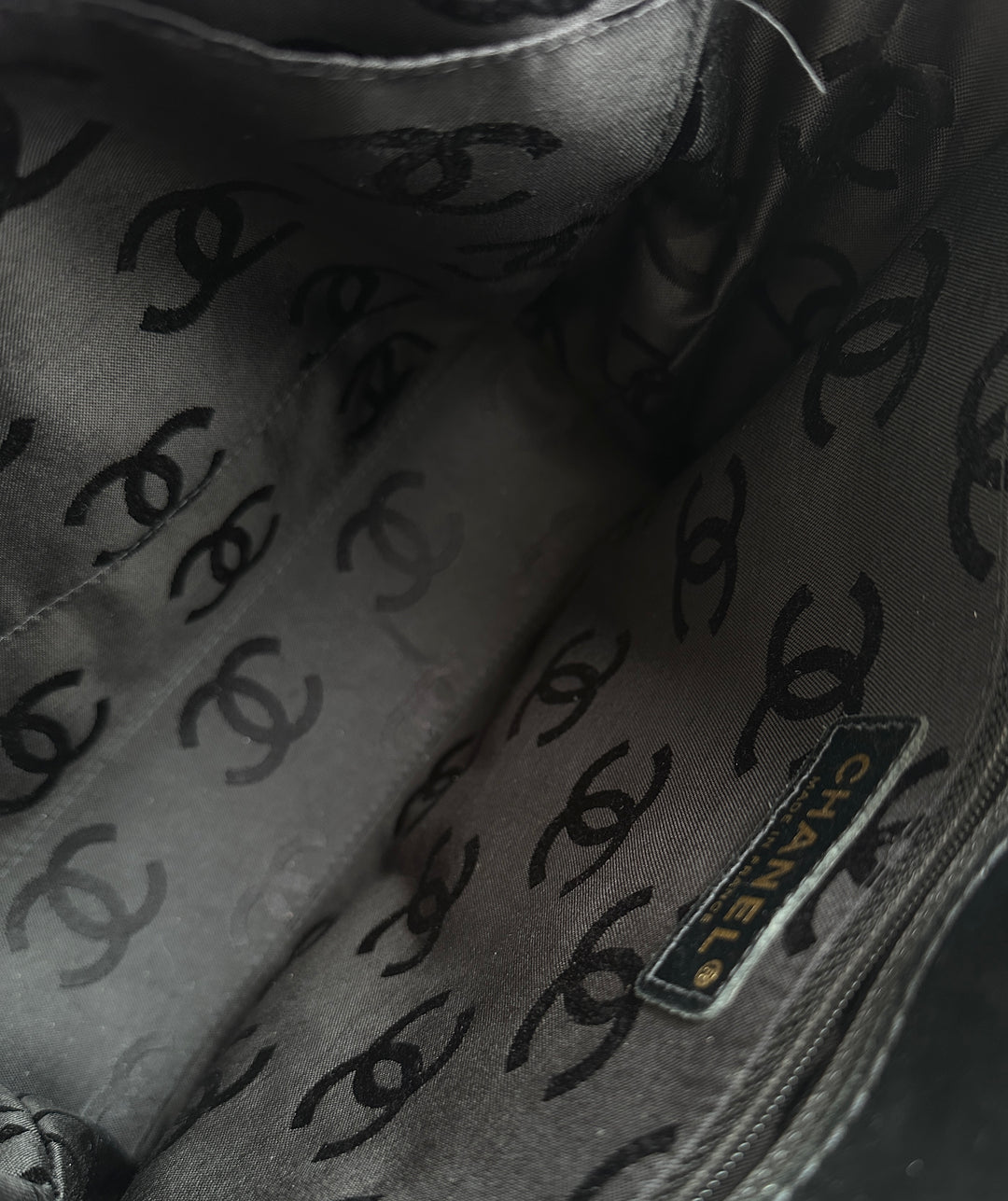 CHANEL So Black Vivian Tote – Gold CC × Shoulder-Friendly Top Handles 🖤 Timeless Elegance, Practical Design