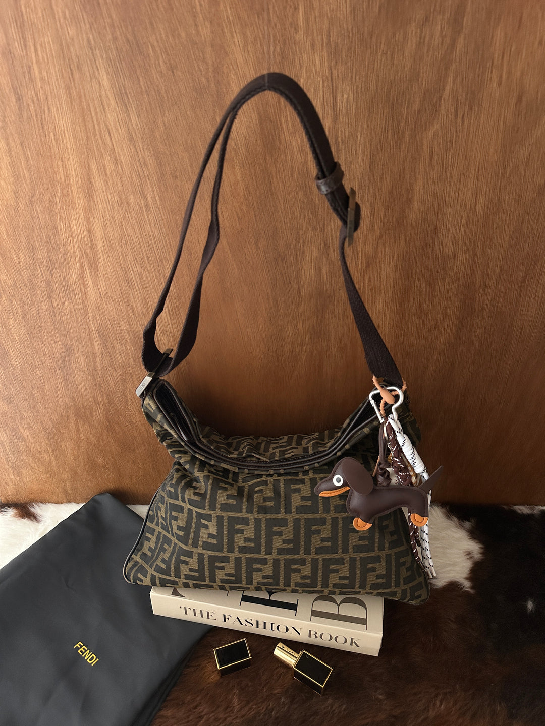 Fendi FF Monogram Hobo Crossbody Bag 🖤🤎｜Iconic FF Monogram・Adjustable Strap・iPad-Friendly Capacity