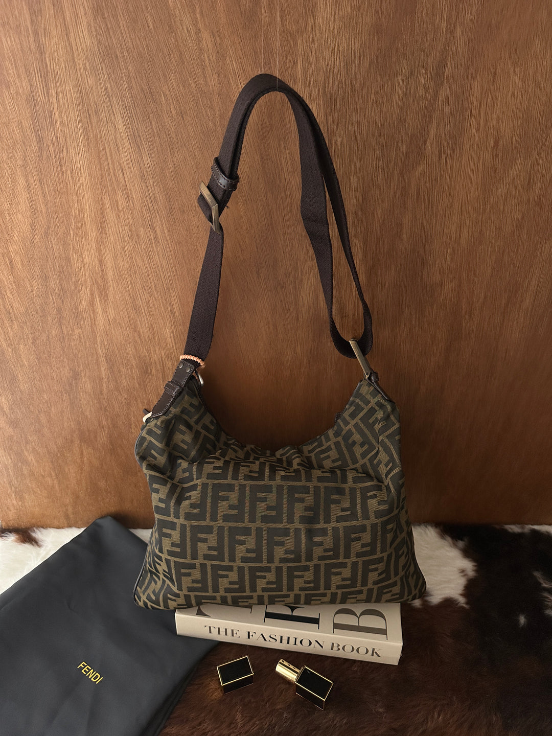 Fendi FF Monogram Hobo Crossbody Bag 🖤🤎｜Iconic FF Monogram・Adjustable Strap・iPad-Friendly Capacity