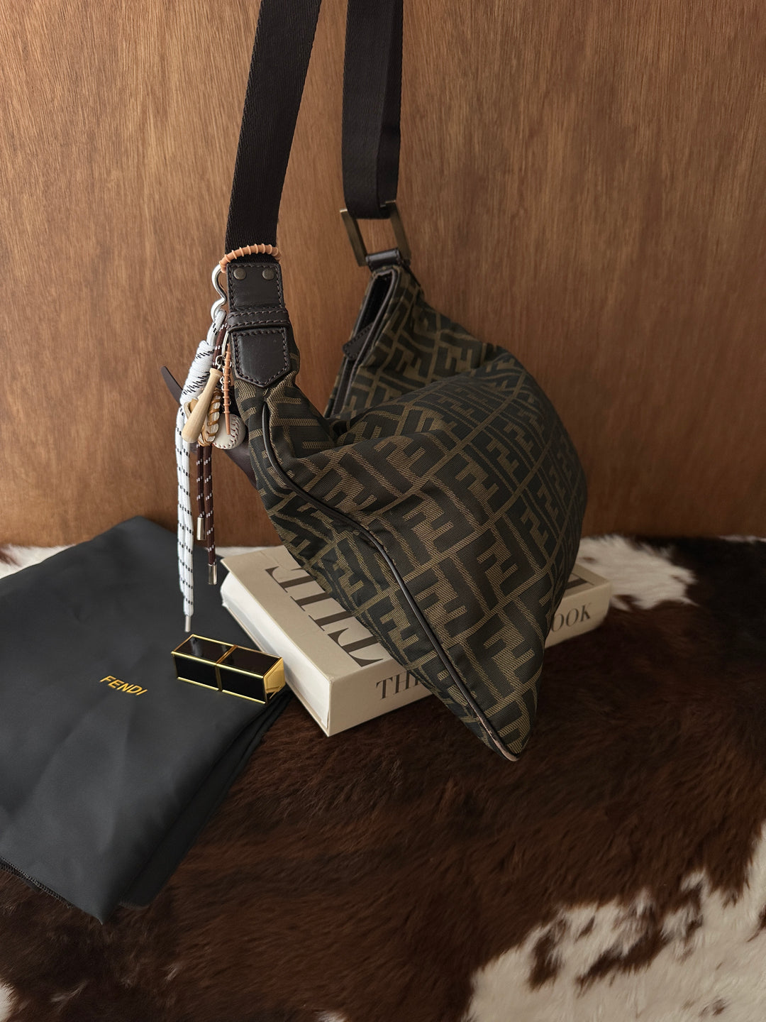 Fendi FF Monogram Hobo Crossbody Bag 🖤🤎｜Iconic FF Monogram・Adjustable Strap・iPad-Friendly Capacity