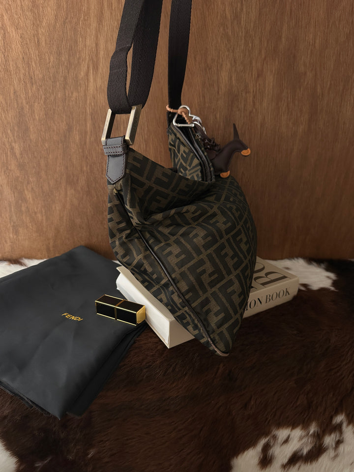 Fendi FF Monogram Hobo Crossbody Bag 🖤🤎｜Iconic FF Monogram・Adjustable Strap・iPad-Friendly Capacity