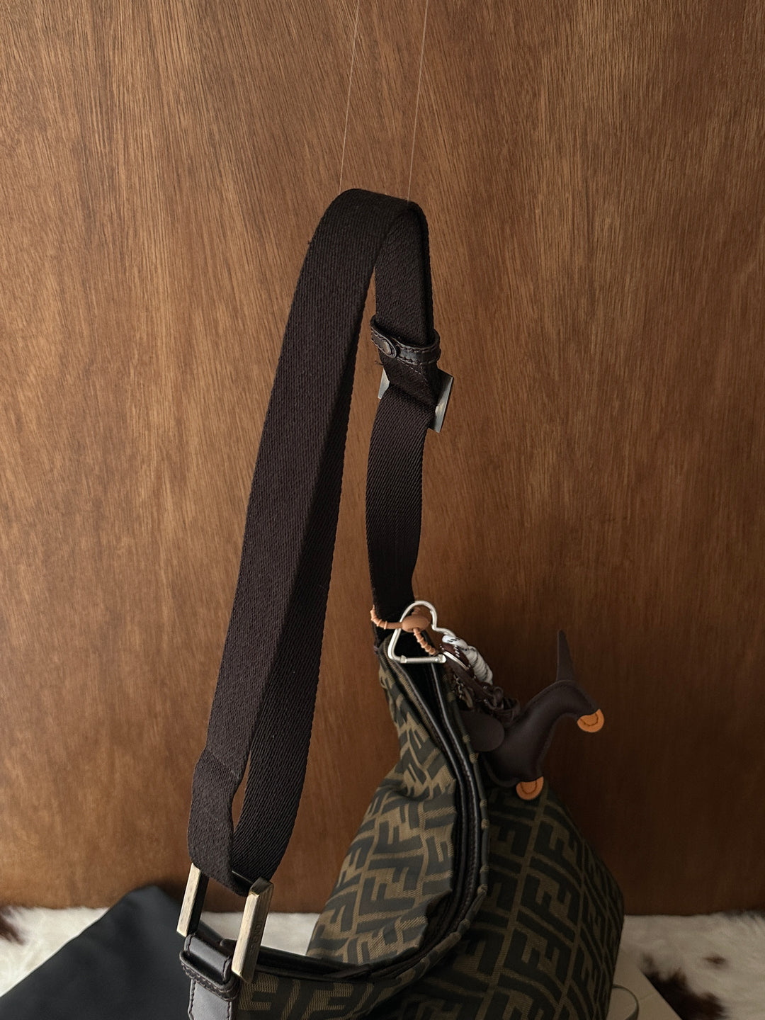 Fendi FF Monogram Hobo Crossbody Bag 🖤🤎｜Iconic FF Monogram・Adjustable Strap・iPad-Friendly Capacity