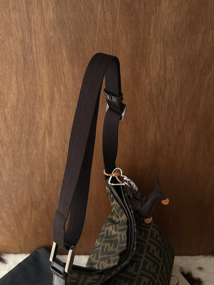 Fendi FF Monogram Hobo Crossbody Bag 🖤🤎｜Iconic FF Monogram・Adjustable Strap・iPad-Friendly Capacity