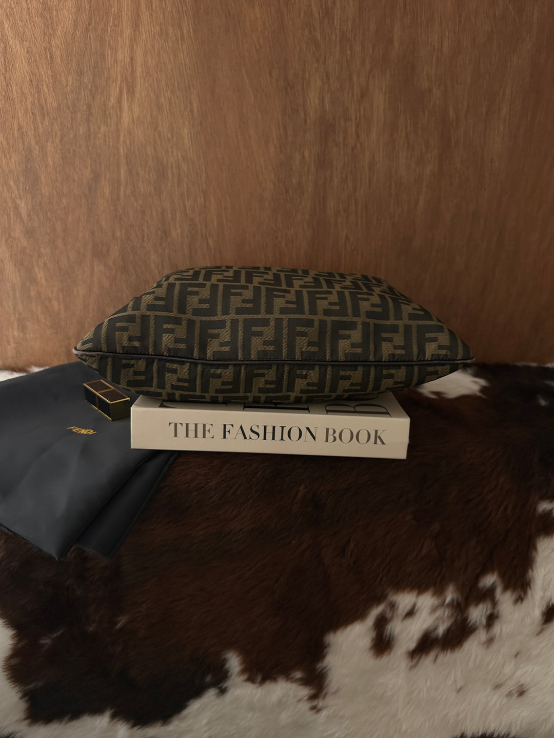 Fendi FF Monogram Hobo Crossbody Bag 🖤🤎｜Iconic FF Monogram・Adjustable Strap・iPad-Friendly Capacity