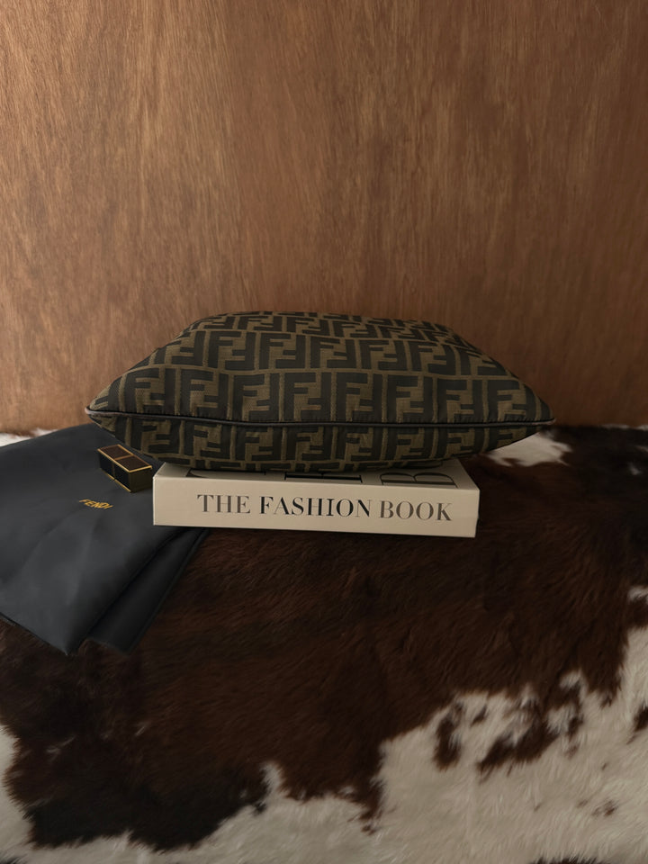 Fendi FF Monogram Hobo Crossbody Bag 🖤🤎｜Iconic FF Monogram・Adjustable Strap・iPad-Friendly Capacity