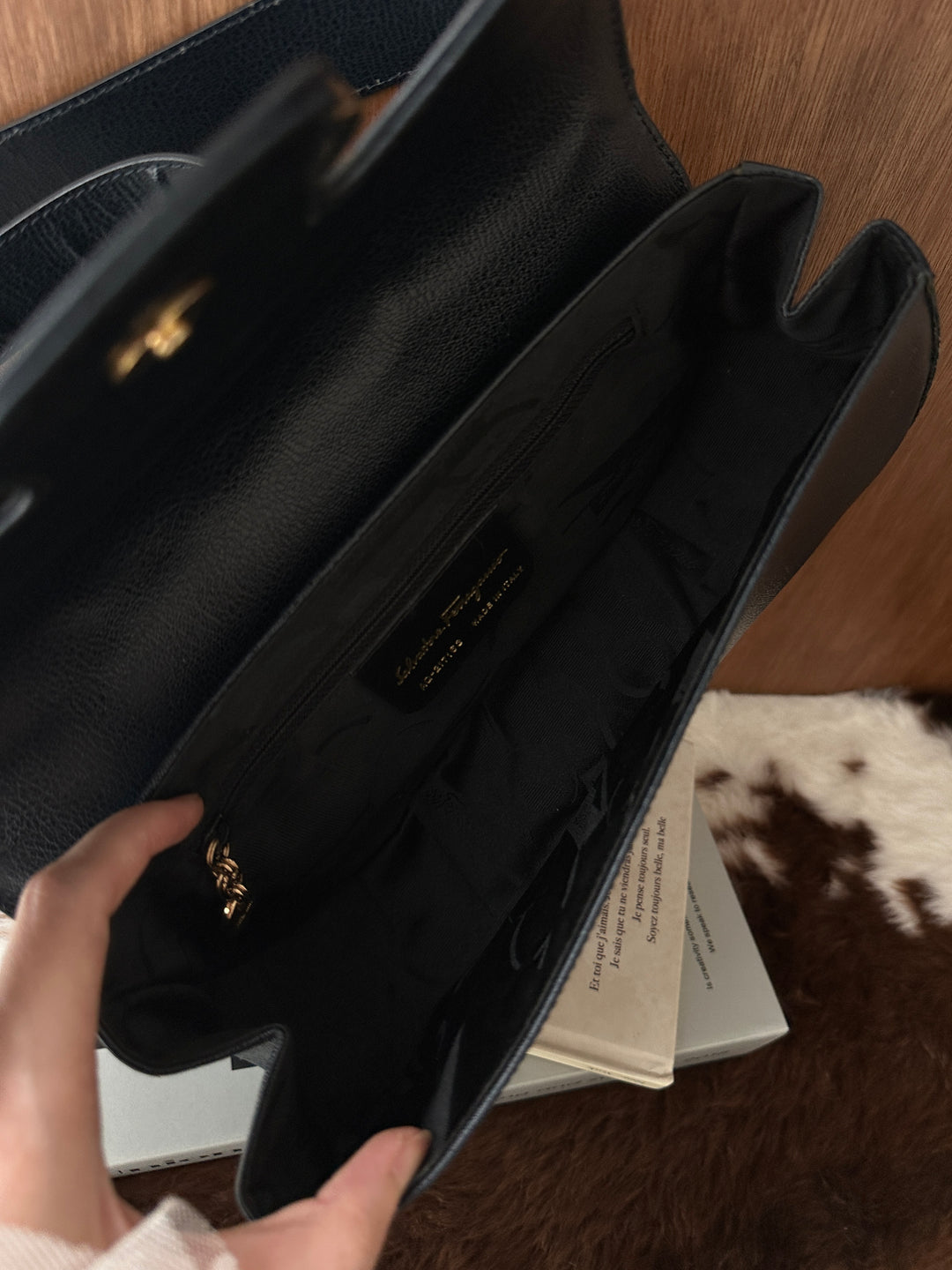Ferragamo Gancini Baguette Shoulder Bag 🖤｜Iconic Gold Gancini・Sleek Curved Shape・Timeless Vintage