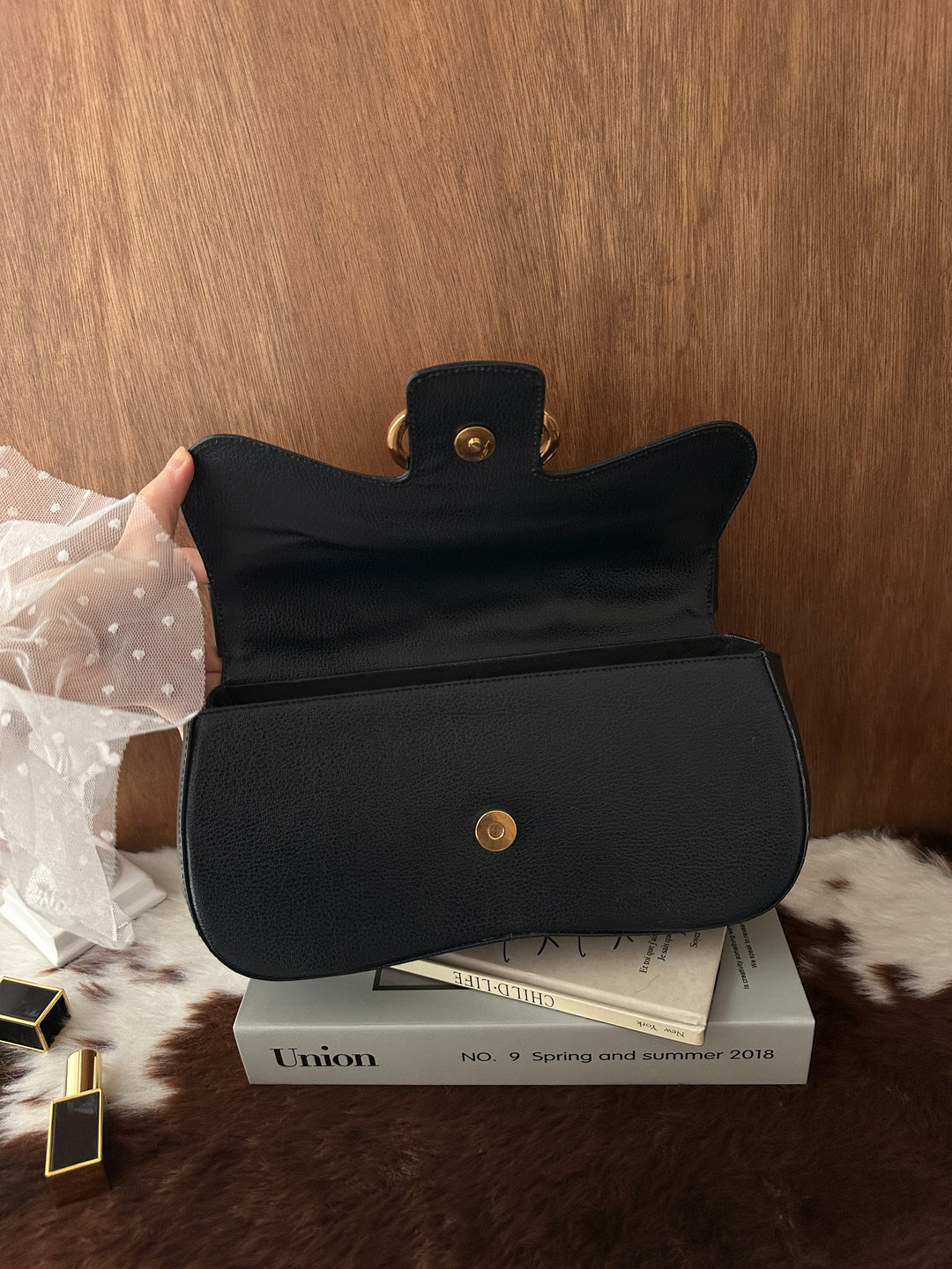 Ferragamo Gancini Baguette Shoulder Bag 🖤｜Iconic Gold Gancini・Sleek Curved Shape・Timeless Vintage
