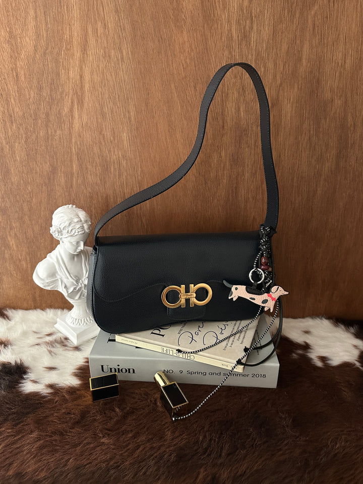 Ferragamo Gancini Baguette Shoulder Bag 🖤｜Iconic Gold Gancini・Sleek Curved Shape・Timeless Vintage