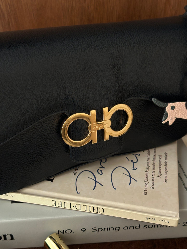 Ferragamo Gancini Baguette Shoulder Bag 🖤｜Iconic Gold Gancini・Sleek Curved Shape・Timeless Vintage