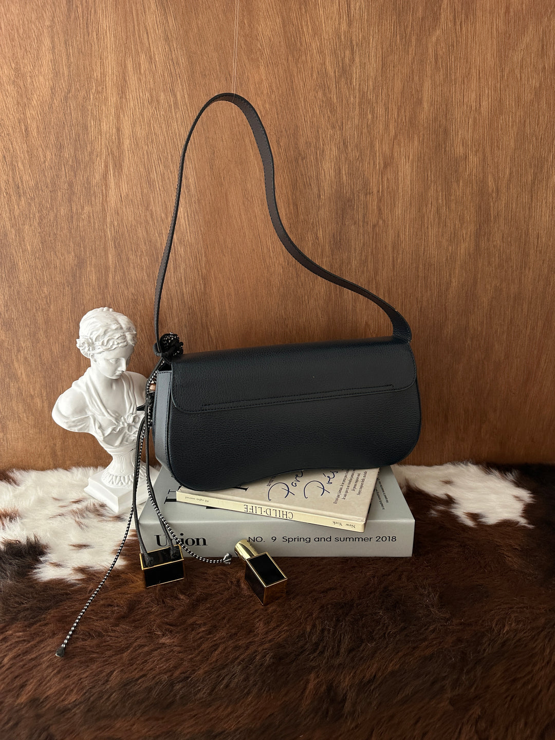Ferragamo Gancini Baguette Shoulder Bag 🖤｜Iconic Gold Gancini・Sleek Curved Shape・Timeless Vintage
