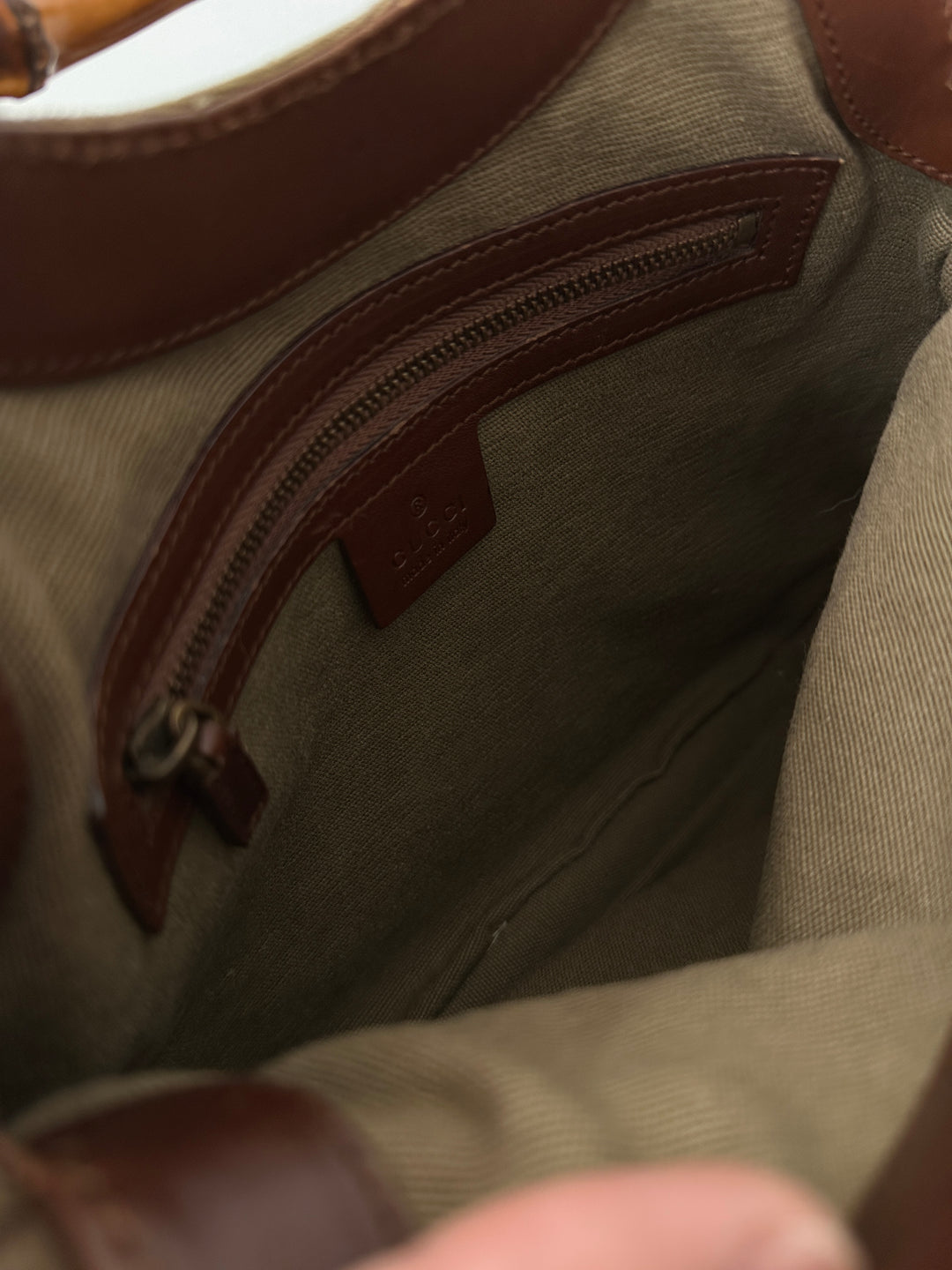 Gucci “Bamboo Woven-Edge Tote” 🫒✨ | Rare Craftsmanship & Effortless Lightness