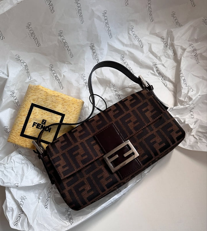 FENDI Classic Baguette（Brown Zucca Canvas × Silver Buckle）｜Timeless Icon × All-Season Chic 👜✨
