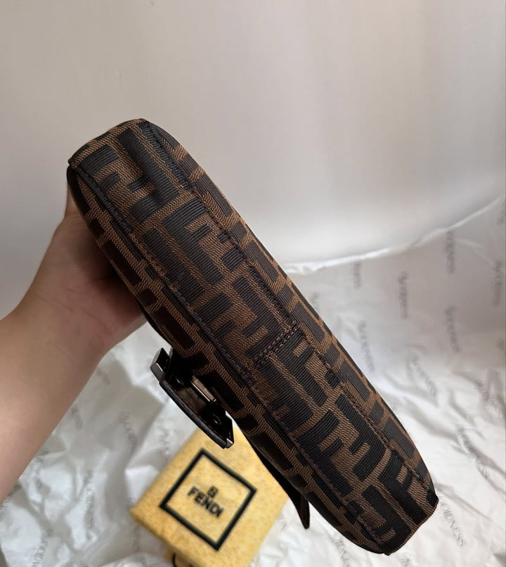 FENDI Classic Baguette（Brown Zucca Canvas × Silver Buckle）｜Timeless Icon × All-Season Chic 👜✨