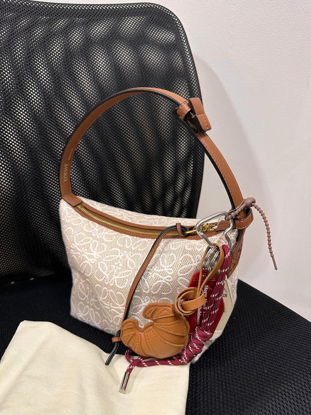 Loewe Anagram Jacquard Hobo Bag 🤍｜Anagram Canvas・Leather Trim・Effortless Everyday Chic
