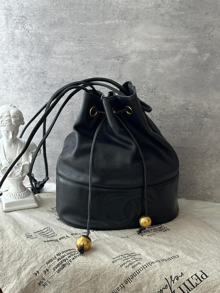 Chanel Vintage Caviar Leather Drawstring Shoulder Bag 🖤｜Embossed CC Logo・Gold Ball Details・Vintage Classic
