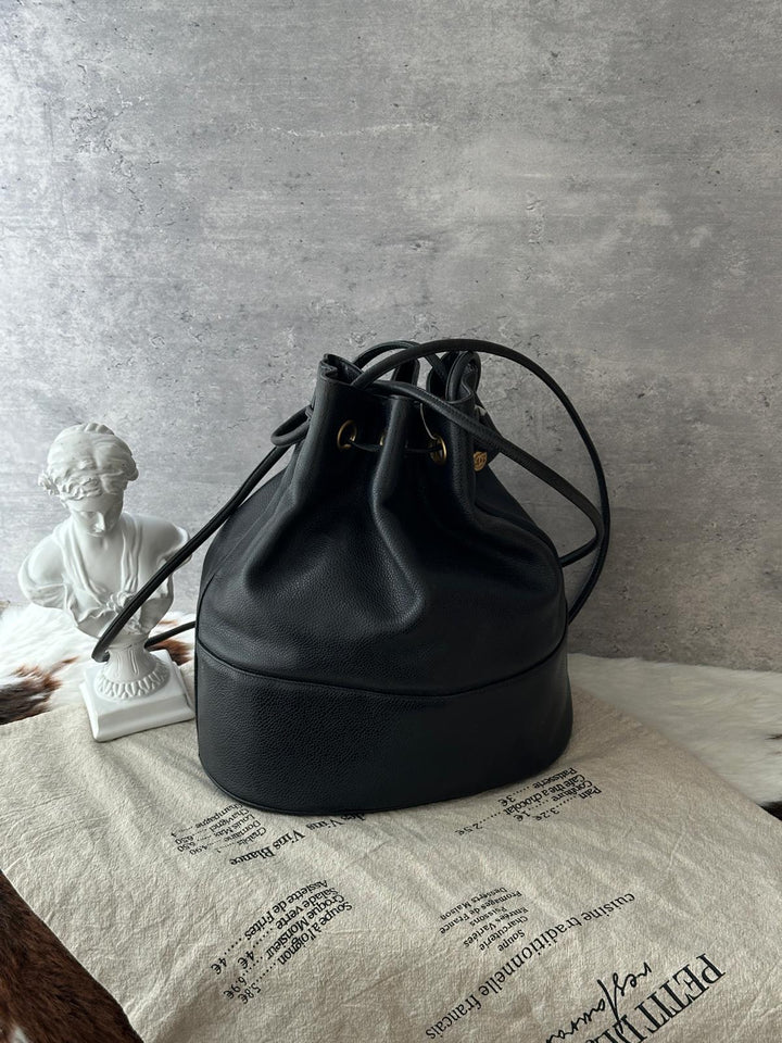 Chanel Vintage Caviar Leather Drawstring Shoulder Bag 🖤｜Embossed CC Logo・Gold Ball Details・Vintage Classic