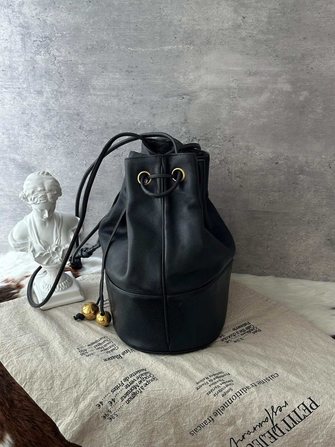 Chanel Vintage Caviar Leather Drawstring Shoulder Bag 🖤｜Embossed CC Logo・Gold Ball Details・Vintage Classic