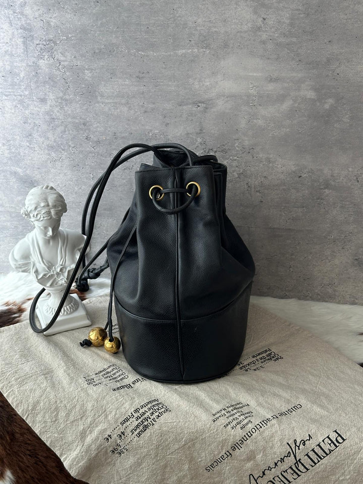 Chanel Vintage Caviar Leather Drawstring Shoulder Bag 🖤｜Embossed CC Logo・Gold Ball Details・Vintage Classic