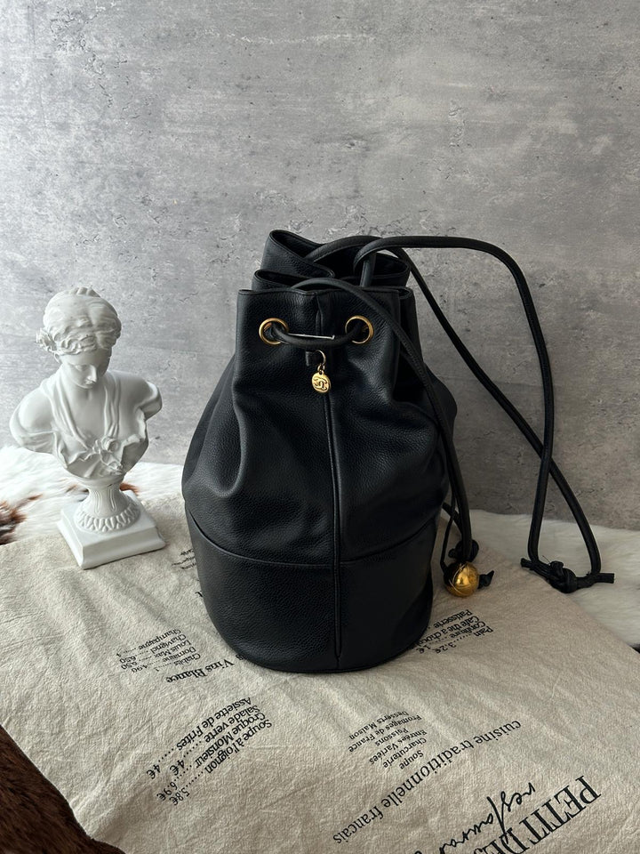 Chanel Vintage Caviar Leather Drawstring Shoulder Bag 🖤｜Embossed CC Logo・Gold Ball Details・Vintage Classic