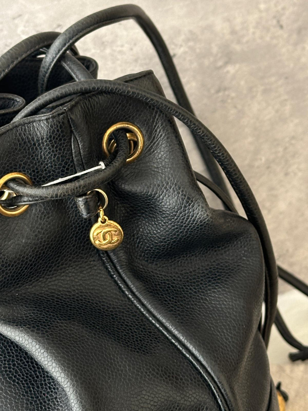 Chanel Vintage Caviar Leather Drawstring Shoulder Bag 🖤｜Embossed CC Logo・Gold Ball Details・Vintage Classic