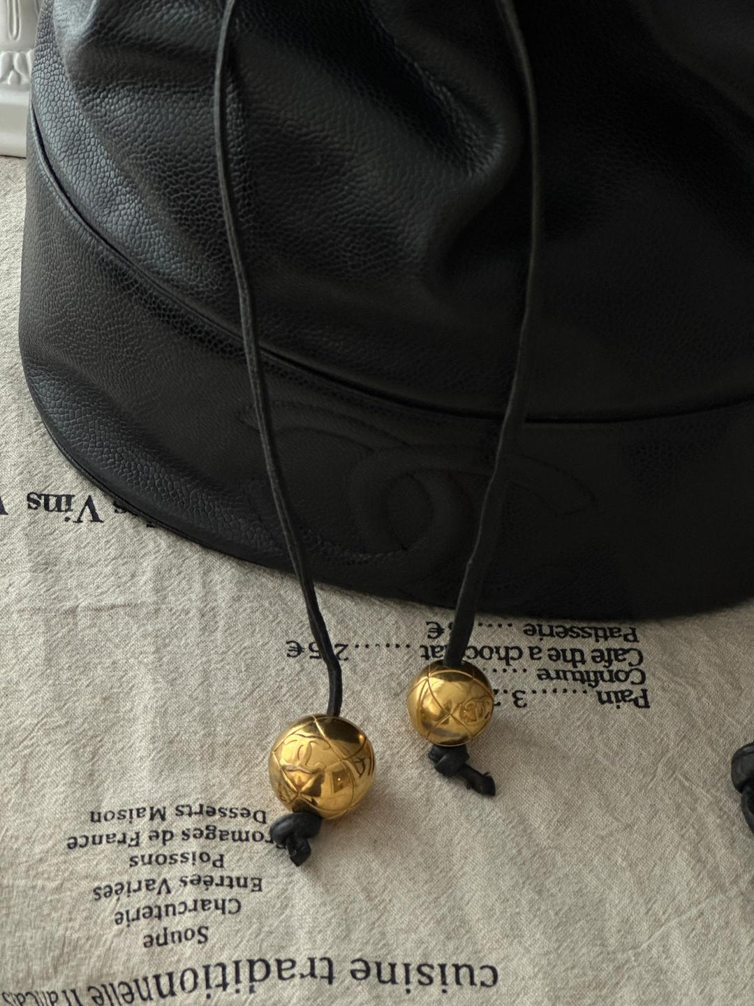 Chanel Vintage Caviar Leather Drawstring Shoulder Bag 🖤｜Embossed CC Logo・Gold Ball Details・Vintage Classic