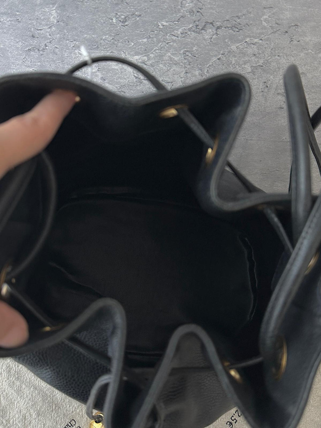 Chanel Vintage Caviar Leather Drawstring Shoulder Bag 🖤｜Embossed CC Logo・Gold Ball Details・Vintage Classic