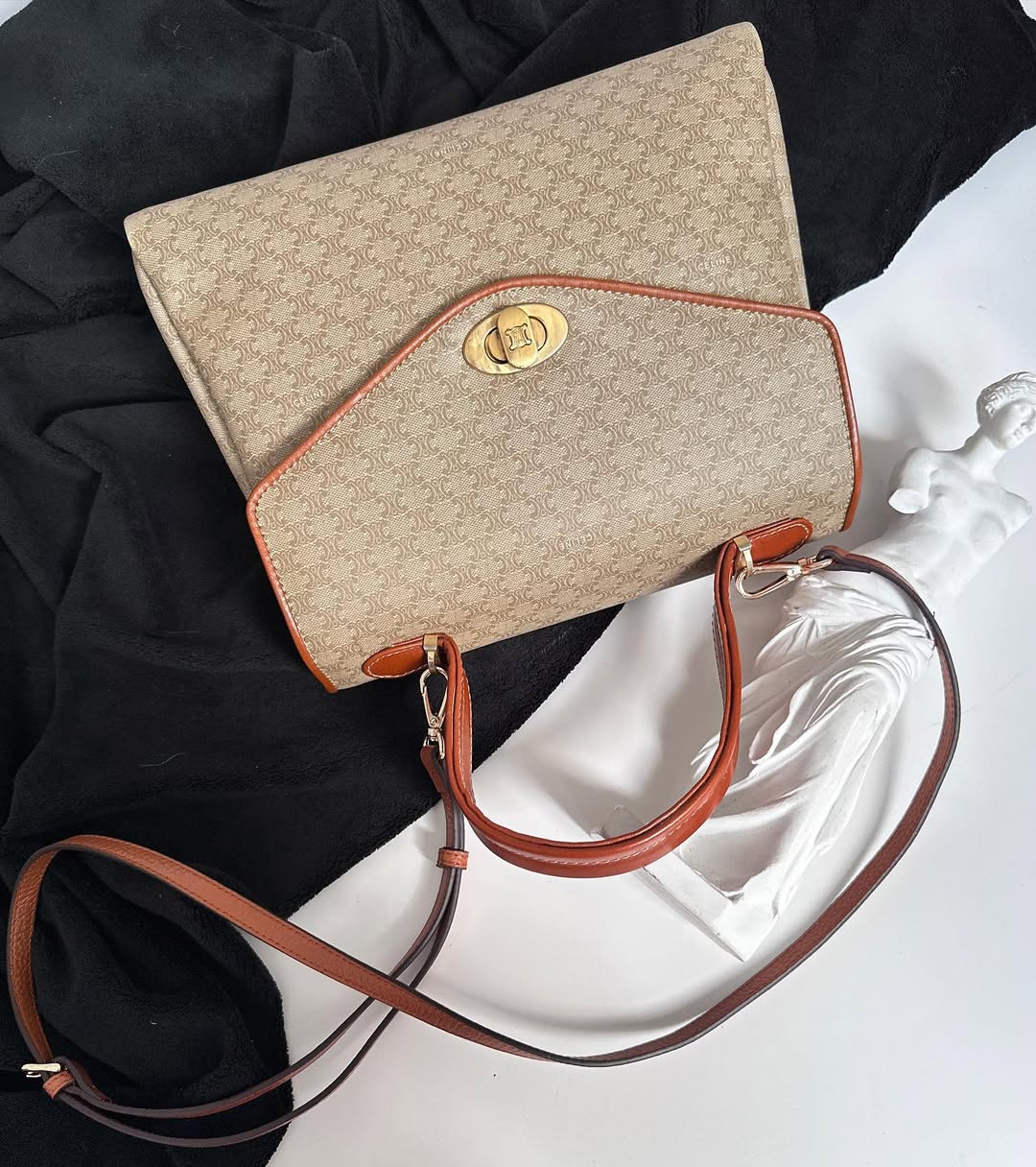 CELINE Beige Monogram Turnlock “Yuanbao” Bag｜Classic Shape × Effortless Versatility 🥨✨