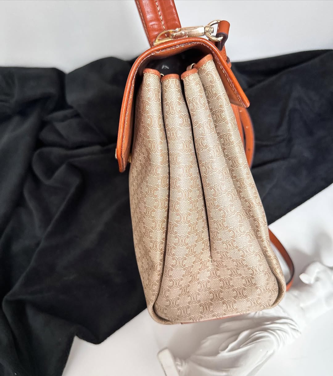 CELINE Beige Monogram Turnlock “Yuanbao” Bag｜Classic Shape × Effortless Versatility 🥨✨