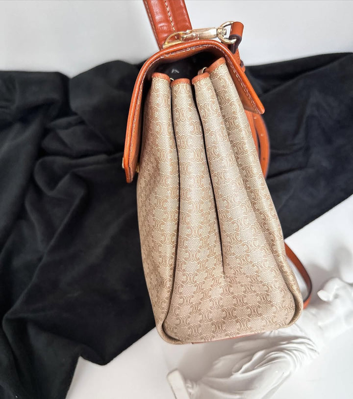 CELINE Beige Monogram Turnlock “Yuanbao” Bag｜Classic Shape × Effortless Versatility 🥨✨