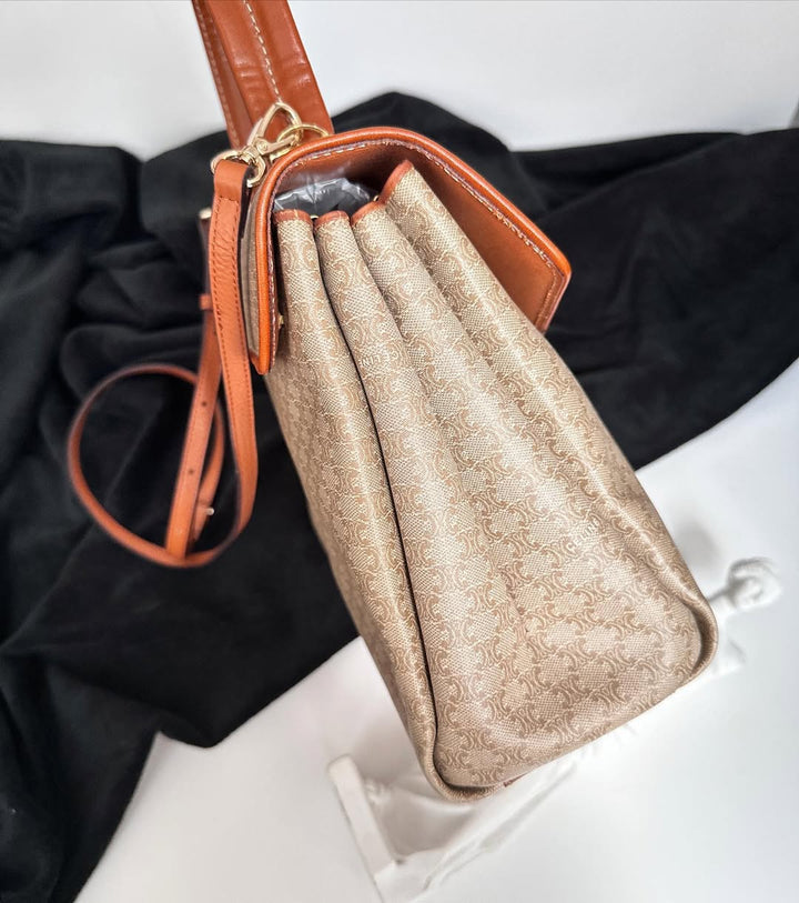 CELINE Beige Monogram Turnlock “Yuanbao” Bag｜Classic Shape × Effortless Versatility 🥨✨