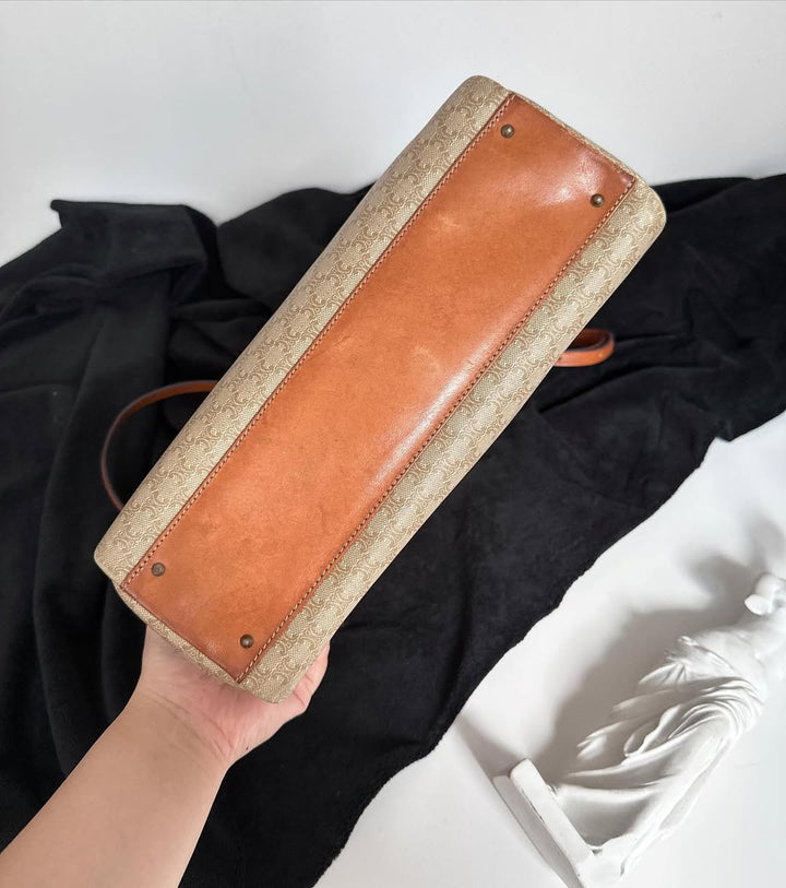 CELINE Beige Monogram Turnlock “Yuanbao” Bag｜Classic Shape × Effortless Versatility 🥨✨