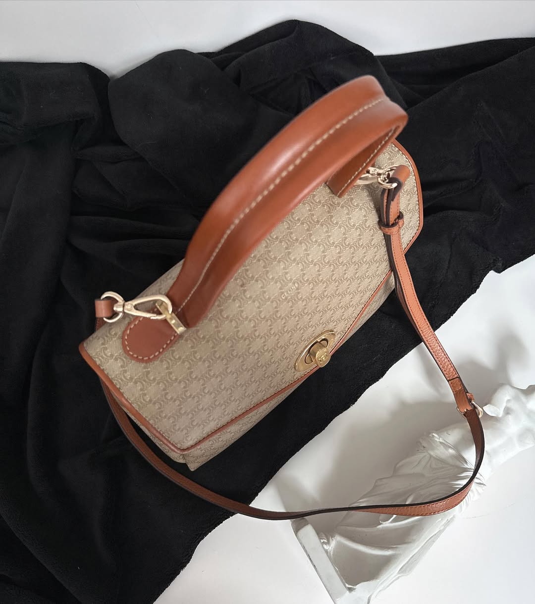 CELINE Beige Monogram Turnlock “Yuanbao” Bag｜Classic Shape × Effortless Versatility 🥨✨
