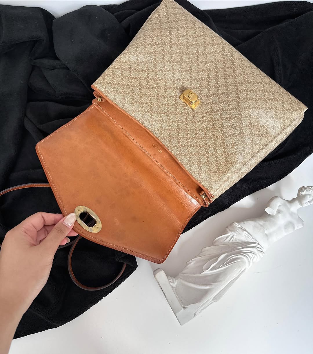 CELINE Beige Monogram Turnlock “Yuanbao” Bag｜Classic Shape × Effortless Versatility 🥨✨