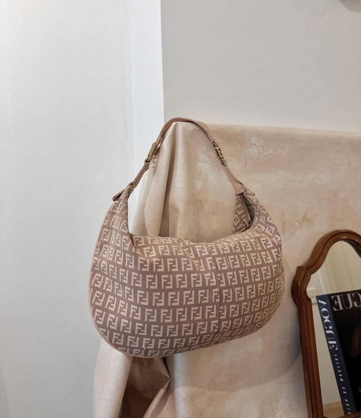 FENDI Monogram Hobo（Dusty Pink）｜Effortless Y2K Charm × Feminine Cool 🐷✨