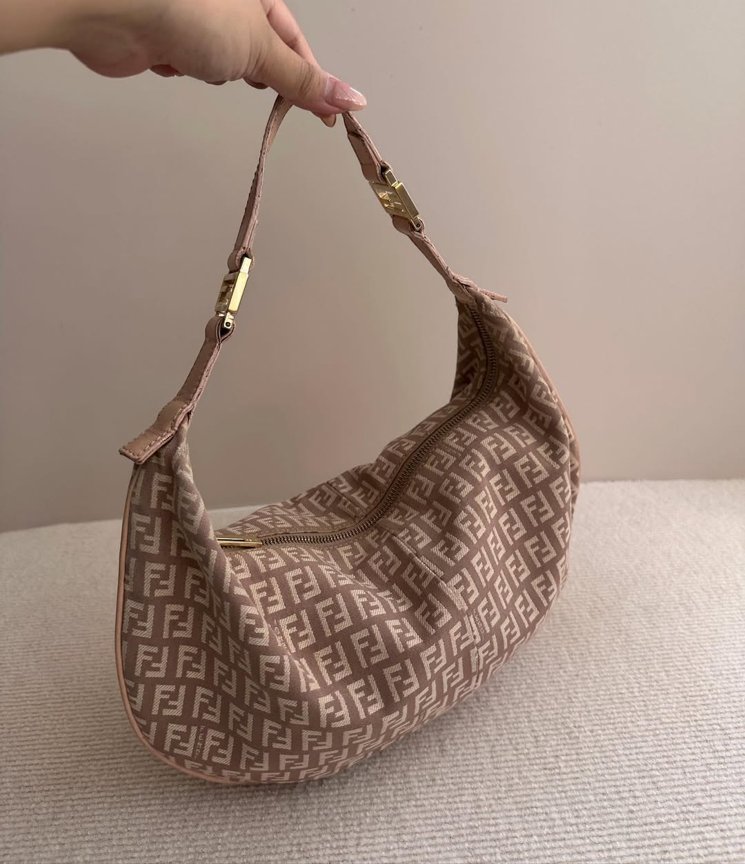 FENDI Monogram Hobo（Dusty Pink）｜Effortless Y2K Charm × Feminine Cool 🐷✨