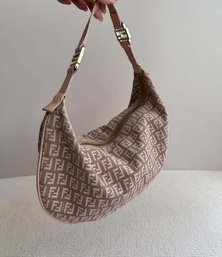 FENDI Monogram Hobo（Dusty Pink）｜Effortless Y2K Charm × Feminine Cool 🐷✨