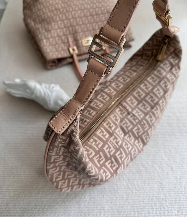 FENDI Monogram Hobo（Dusty Pink）｜Effortless Y2K Charm × Feminine Cool 🐷✨