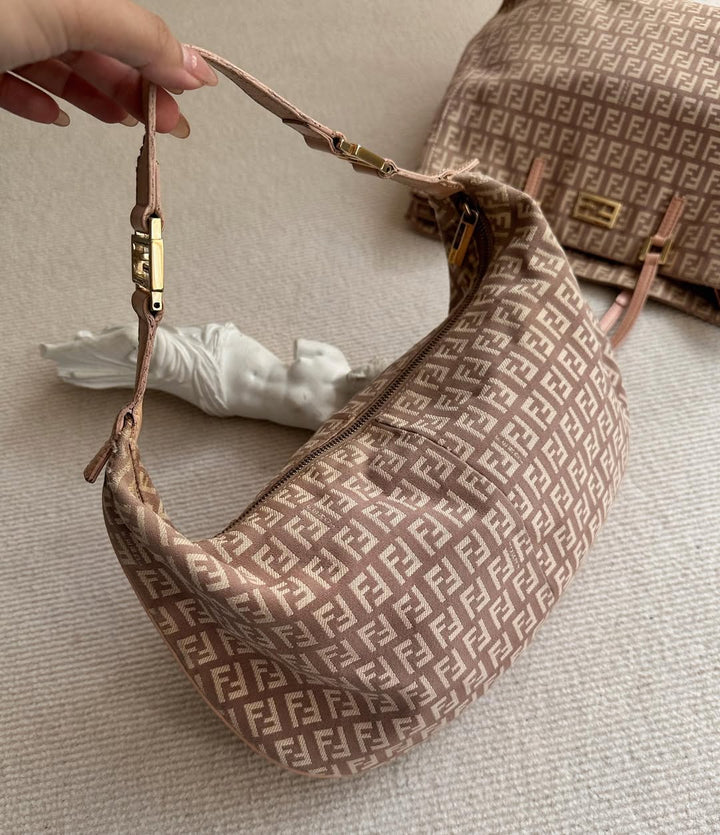 FENDI Monogram Hobo（Dusty Pink）｜Effortless Y2K Charm × Feminine Cool 🐷✨