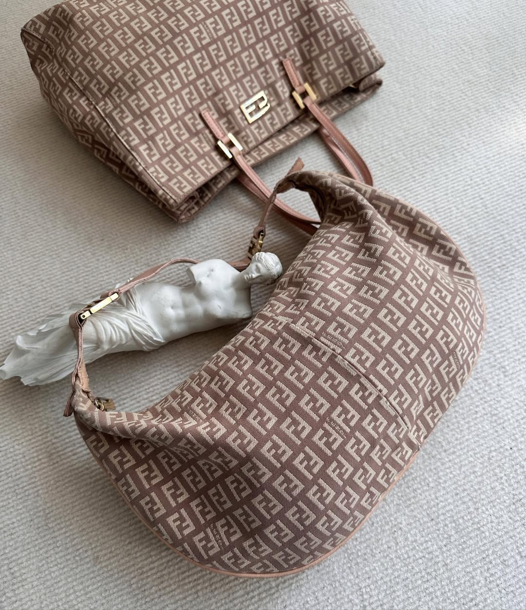 FENDI Monogram Hobo（Dusty Pink）｜Effortless Y2K Charm × Feminine Cool 🐷✨