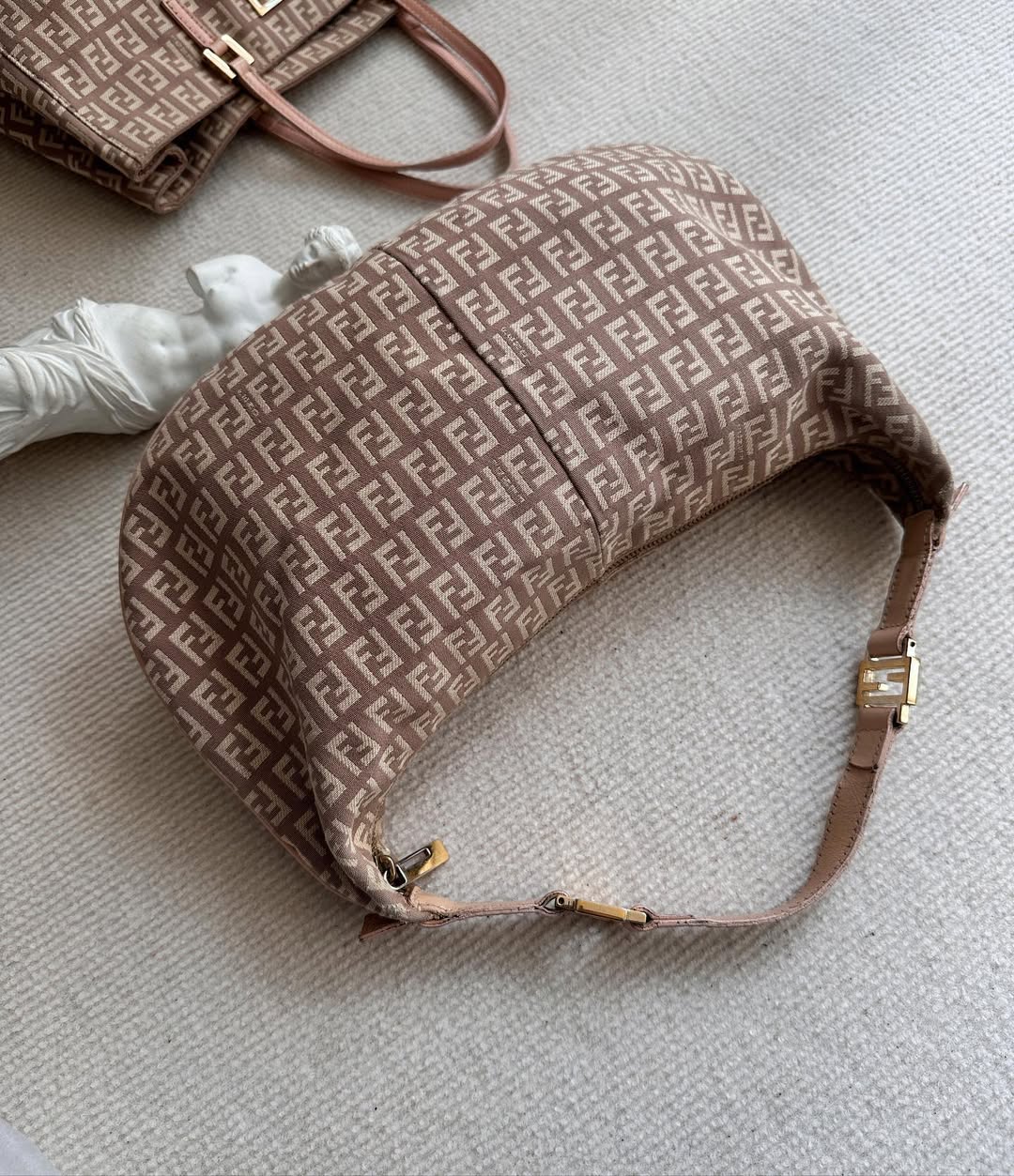 FENDI Monogram Hobo（Dusty Pink）｜Effortless Y2K Charm × Feminine Cool 🐷✨