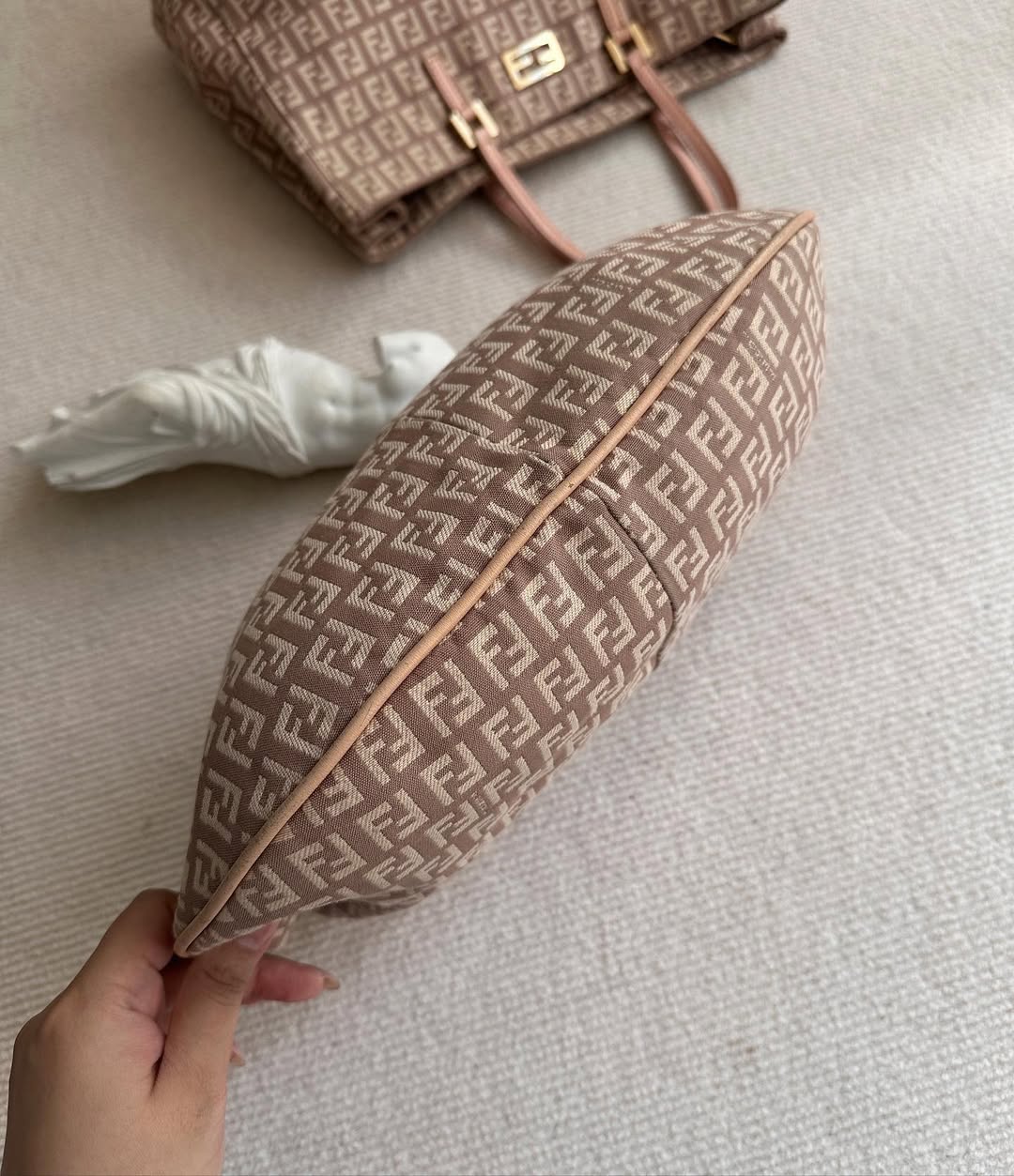 FENDI Monogram Hobo（Dusty Pink）｜Effortless Y2K Charm × Feminine Cool 🐷✨