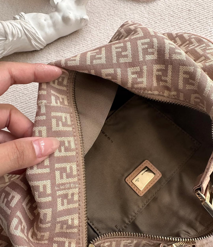 FENDI Monogram Hobo（Dusty Pink）｜Effortless Y2K Charm × Feminine Cool 🐷✨