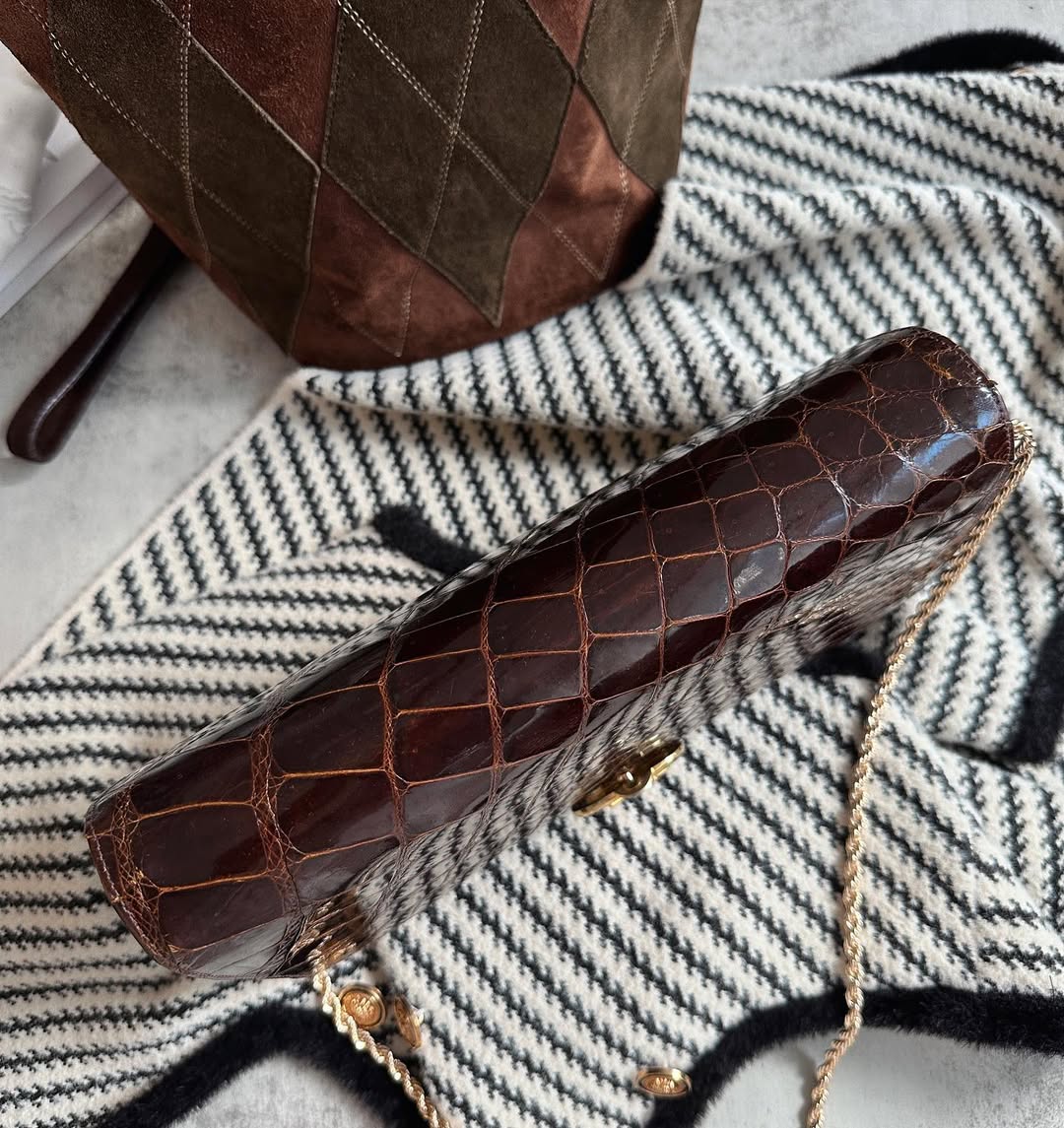 CELINE Dark Brown Embossed Leather Carriage Clasp Underarm Bag｜Vintage Elegance with Modern Versatility 🥨✨