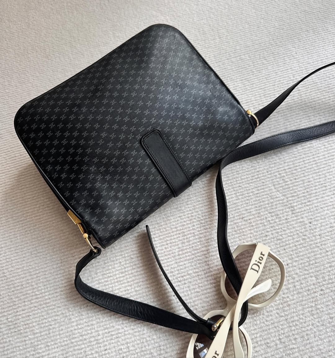 CELINE Black Triomphe Buckle Crossbody（Special Edition）｜Understated Luxury in Every Detail 🖤