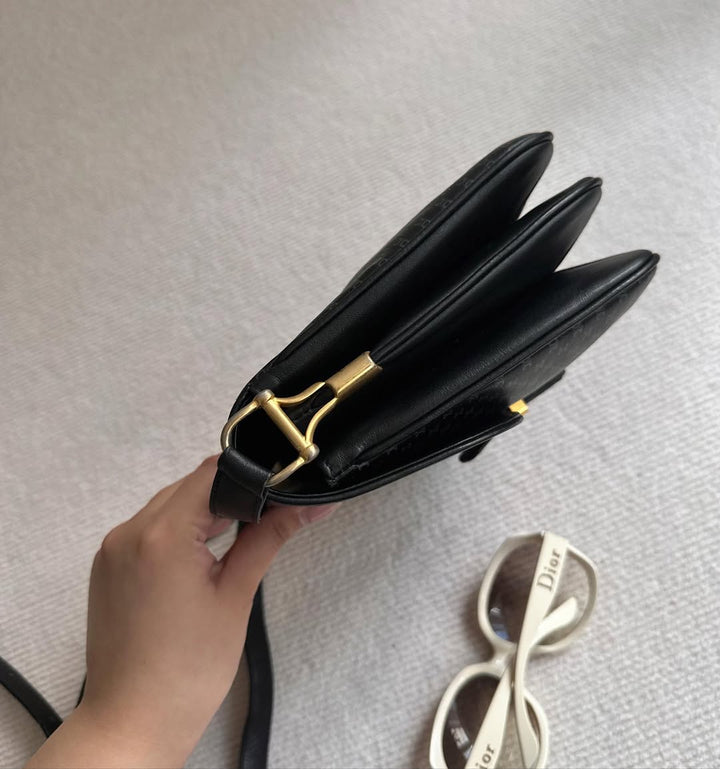 CELINE Black Triomphe Buckle Crossbody（Special Edition）｜Understated Luxury in Every Detail 🖤