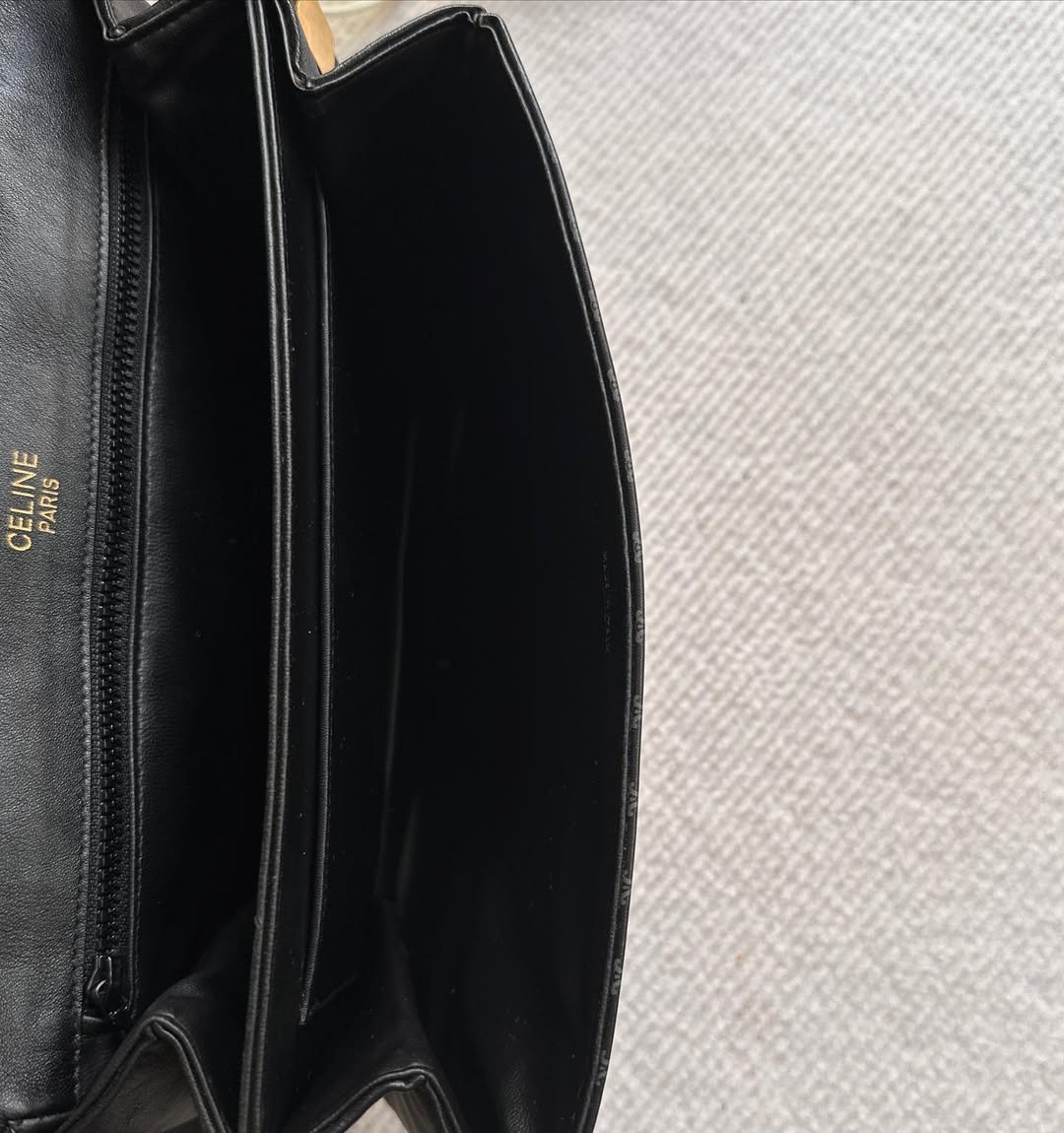 CELINE Black Triomphe Buckle Crossbody（Special Edition）｜Understated Luxury in Every Detail 🖤