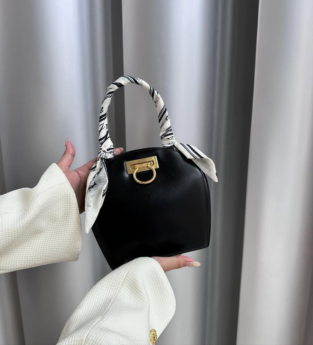 CELINE Double-Faced Horseshoe Buckle Mini Bag｜Timeless Black × Signature Charm 🖤