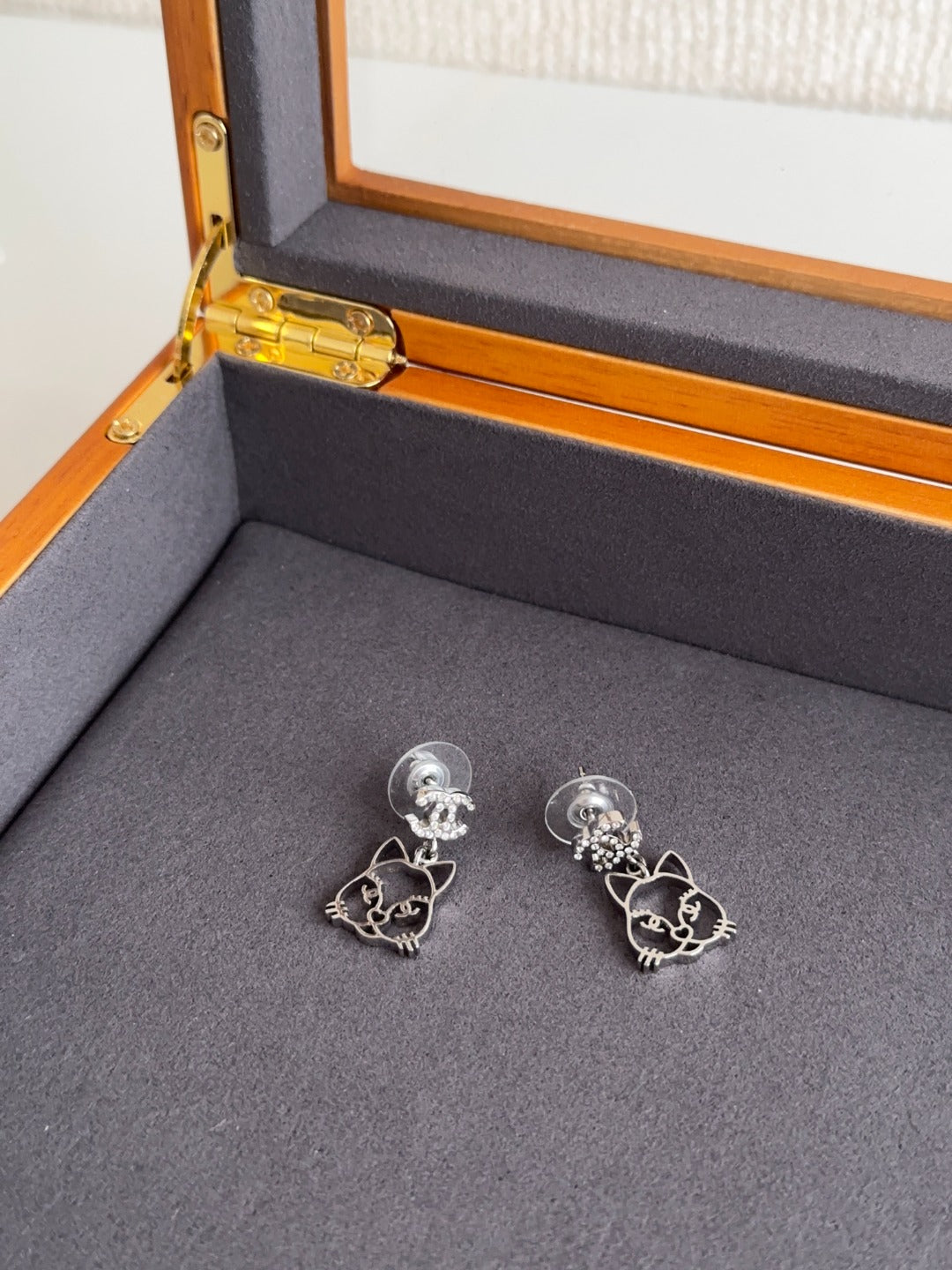 CHANEL Crystal Cat Stud Earrings (Rare Seasonal Release) – Iconic CC Eyes × Sparkling Detail