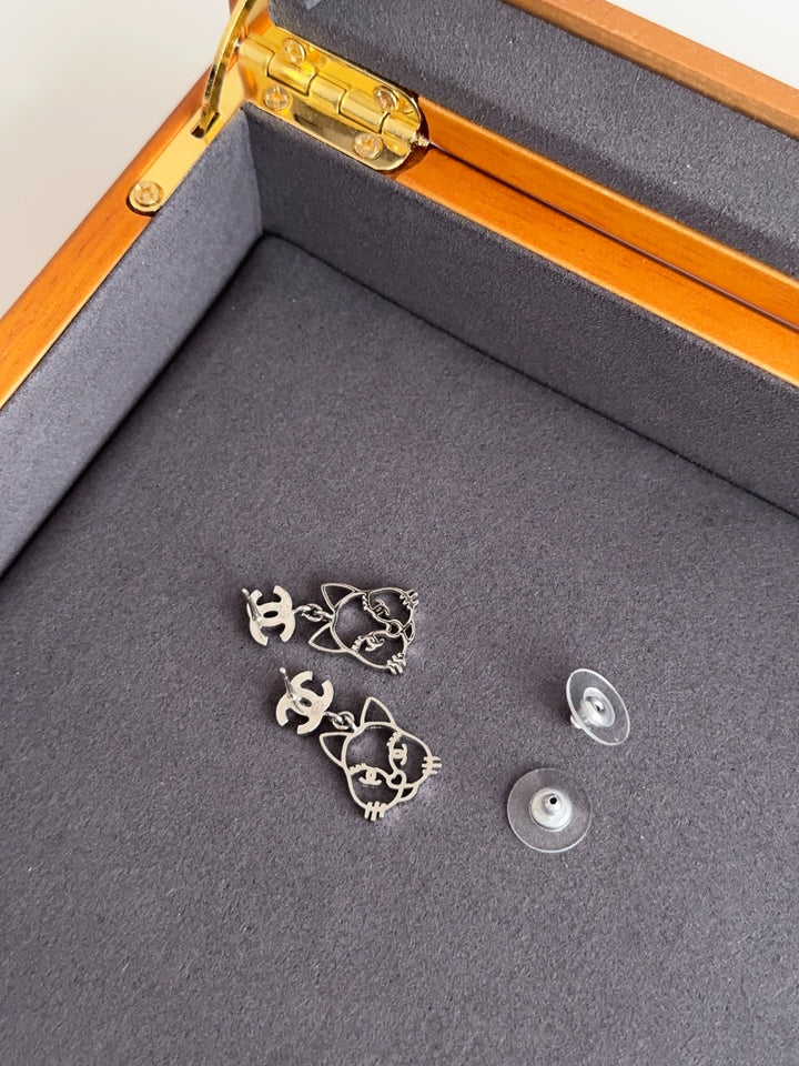 CHANEL Crystal Cat Stud Earrings (Rare Seasonal Release) – Iconic CC Eyes × Sparkling Detail