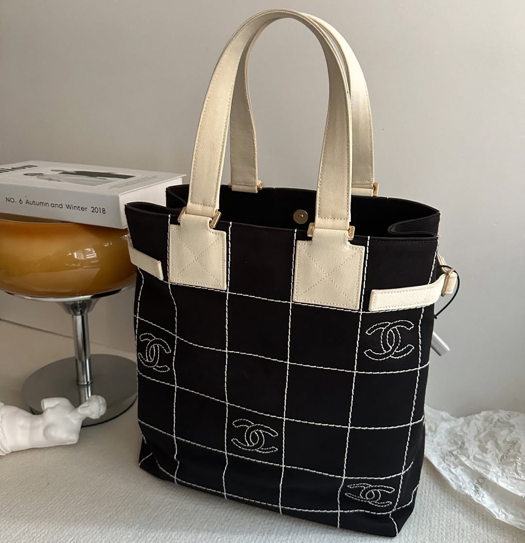 CHANEL Tote Bag（Black & White）｜Causal Chic × Everyday Practicality 🖤🤍